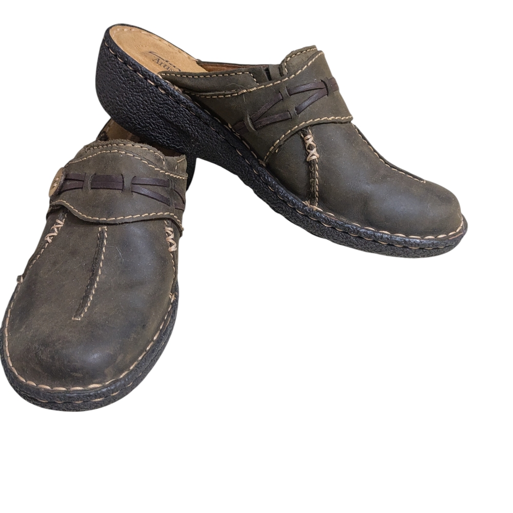Clarks Women's Olive Loafers Size 7.5